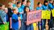 Kinder halten Plakate mit der Aufschrift "Gleichheit" in der Hand beim Kinderparlament der Gemeinschaft Grund Schule Hülsdonk Kinder halten Plakate mit der Aufschrift "Gleichheit" in der Hand beim Kinderparlament der Gemeinschaft Grund Schule Hülsdonk
