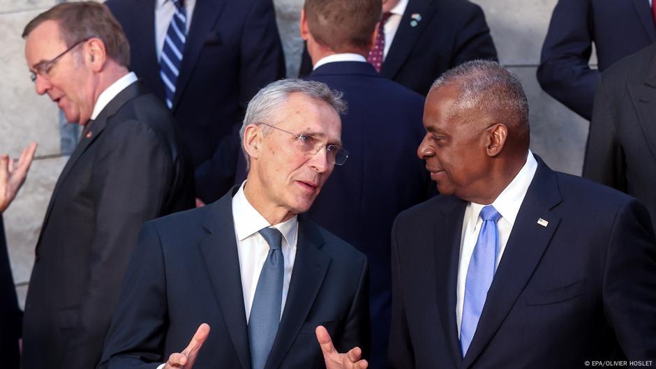 Boris Pistrorijus (levo), Jens Stoltenberg (u sredini) i Lojd Ostin (desno)