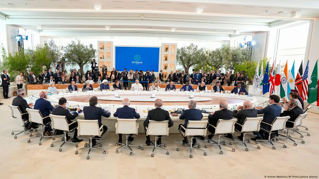 Los líderes invitados al G7 sentados alrededor de la mesa oval en el lujoso hotel Borgo Egnazia.