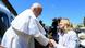 La primera ministra de Italia, Giorgia Meloni, toma la mano del papa Francisco a la llegada de este a la cumbre del G7 en Borgo Egnazia. La primera ministra de Italia, Giorgia Meloni, toma la mano del papa Francisco a la llegada de este a la cumbre del G7 en Borgo Egnazia.