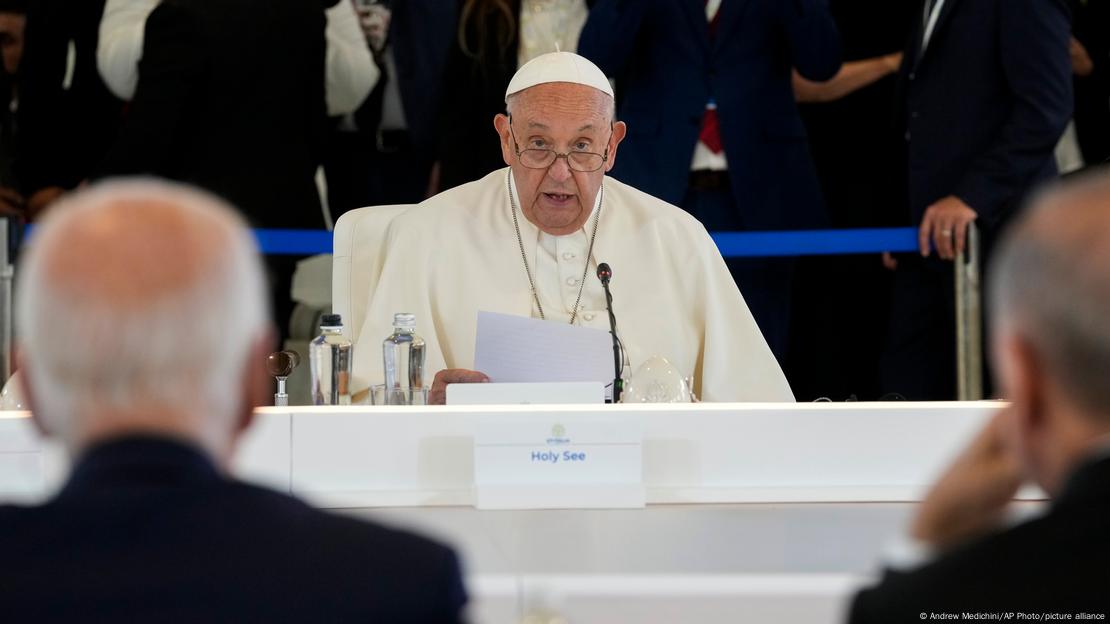 El papa Francisco durante su alocución en la cumbre del G7 sostiene un papel en la mano.