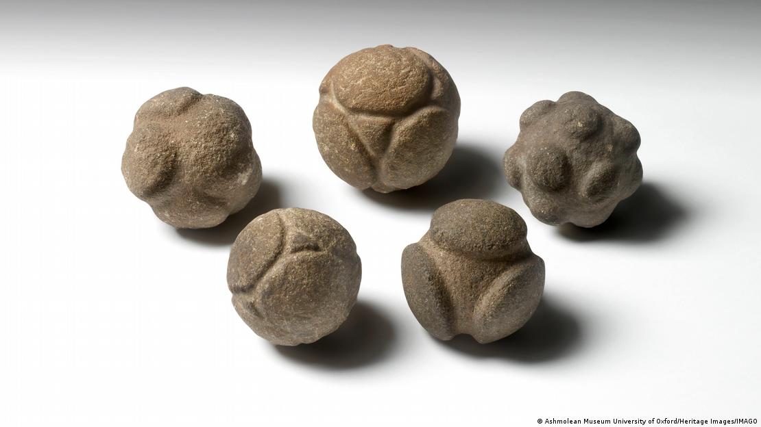 Las bolas de piedra neolíticas de Escocia han intrigado a los arqueólogos debido a su compleja decoración y desconocido propósito.