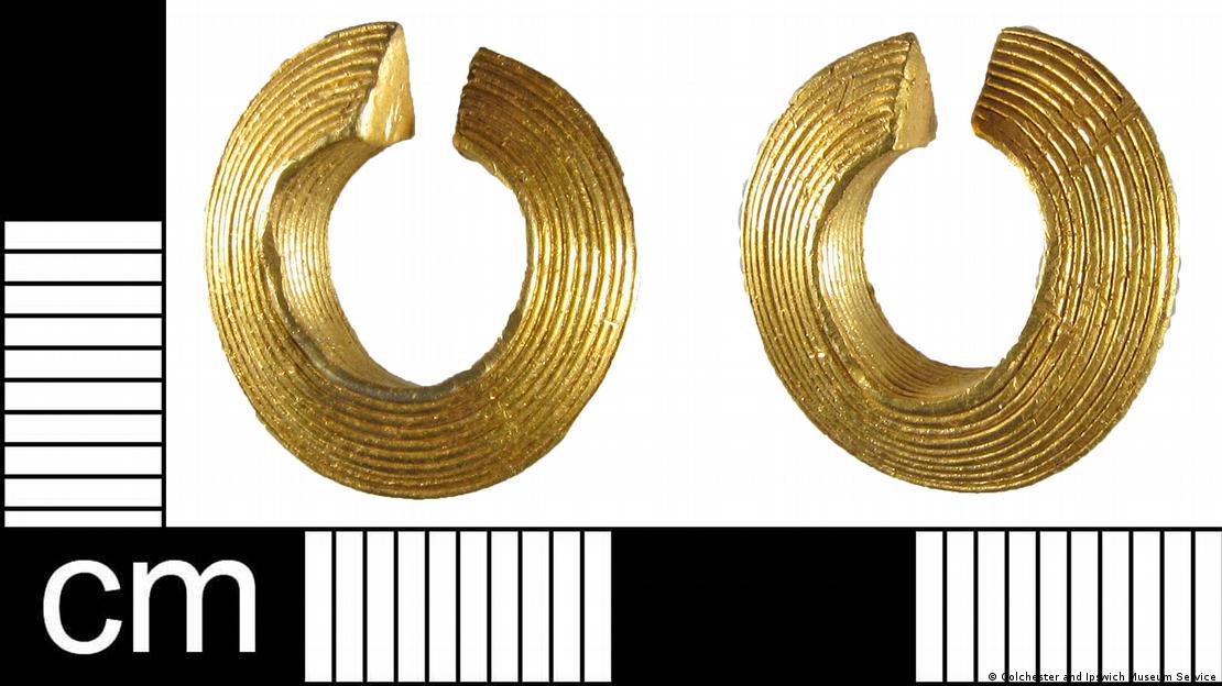 Los anillos-cerradura de la Edad de Bronce intrigan a los arqueólogos debido a su diseño complejo y uso desconocido.
