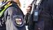 Eine Polizeiuniform mit dem Landeswappen der Polizei in Schwerin in Mecklenburg-Vorpommern in Deutschland Eine Polizeiuniform mit dem Landeswappen der Polizei in Schwerin in Mecklenburg-Vorpommern in Deutschland