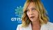 Giorgia Meloni vor blauem Hintergrund mit dem aktuellen Logo des G7-Gipfels schaut an der Kamera vorbei Giorgia Meloni vor blauem Hintergrund mit dem aktuellen Logo des G7-Gipfels schaut an der Kamera vorbei