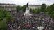 In Paris versammeln sich Demonstranten auf der Place de la République unter der Statue der französischen Nationalfigur Marianne In Paris versammeln sich Demonstranten auf der Place de la République unter der Statue der französischen Nationalfigur Marianne