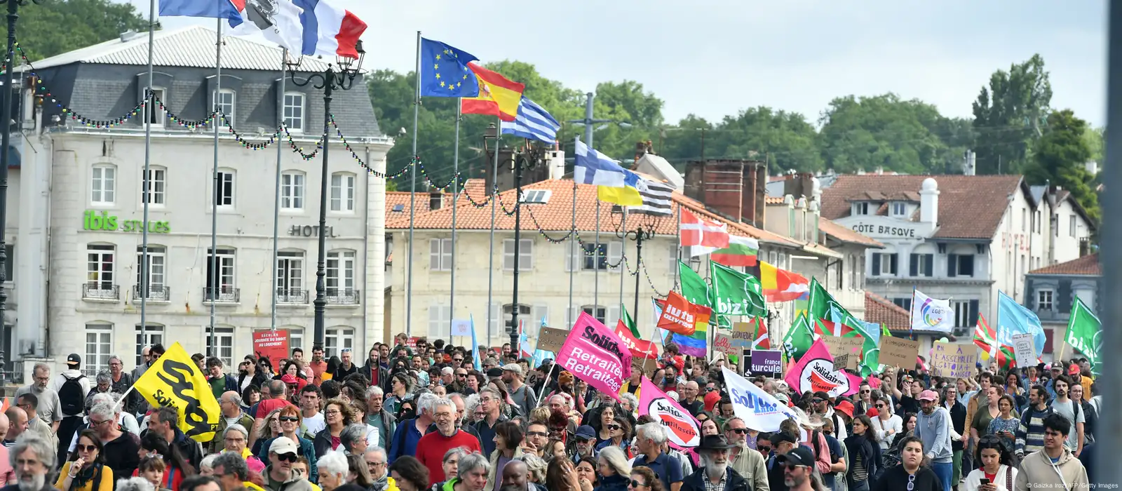 Сотни тысяч французов протестуют против ультраправых – DW – 15.06.2024