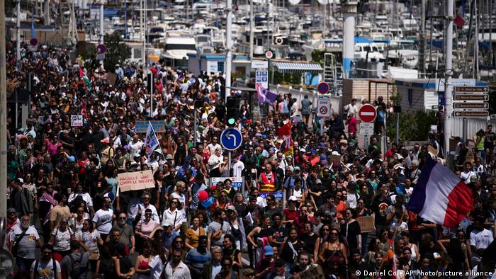Franceses marcham em massa contra avanço da extrema direita