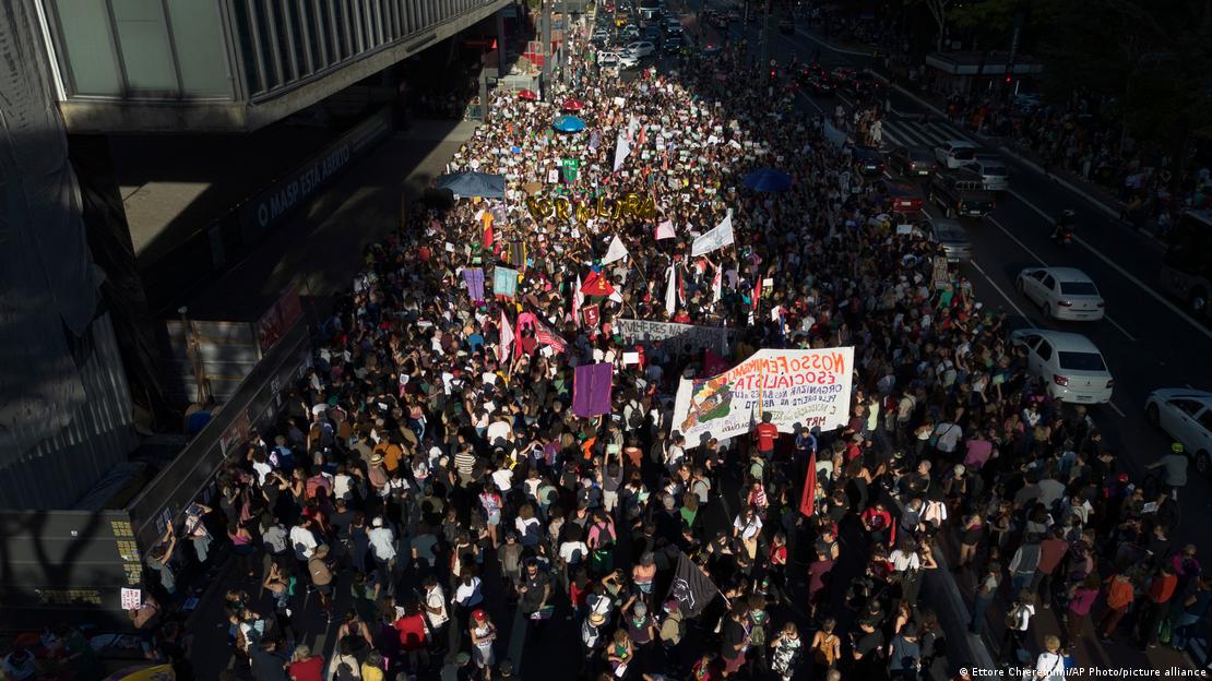 Foto de mujeres que protestan a favor del aborto en Brasil