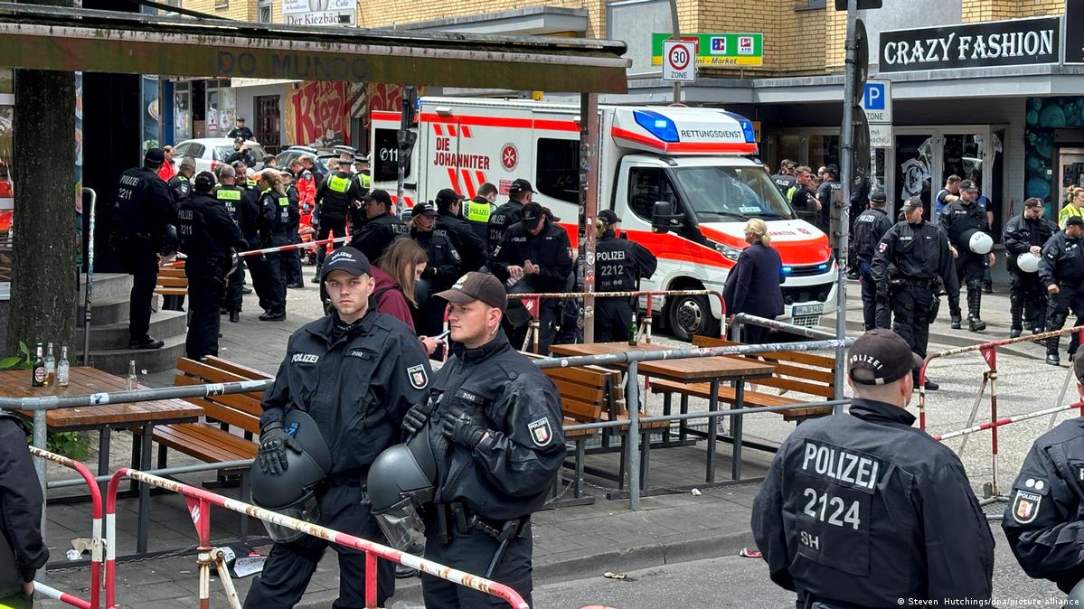 Germany: Man wielding hammer in Hamburg shot by police