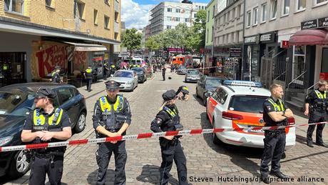 Mann droht mit Spitzhacke - Polizei in Hamburg schießt ihn an