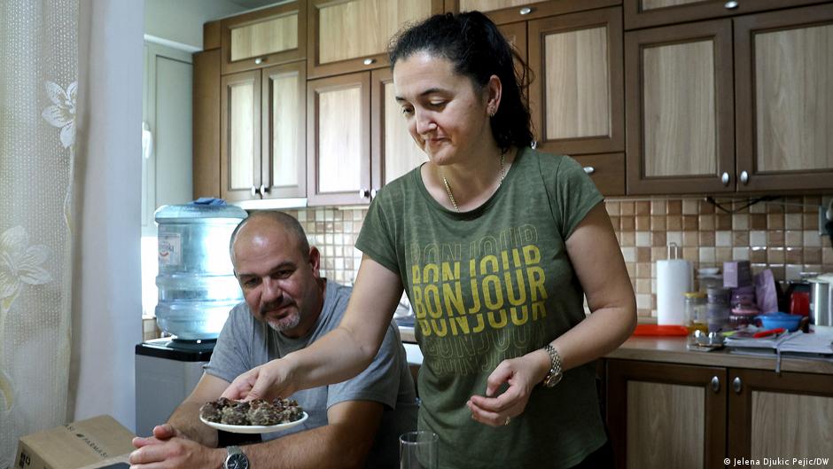 Nakon što je ostala bez posla, Ivana Milanović već trinaest godina radi isključivo kućne poslove, dok je njen muž za to vreme prinuđen da radi više poslova