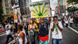 Algunos de los manifestantes fumaban abiertamente cannabis y levantaban pancartas. Algunos de los manifestantes fumaban abiertamente cannabis y levantaban pancartas.