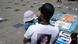 Foto simbólica de un hombre que sostiene un bebé y porta una camisa con la imagen de una persona desaparecida en México. Foto simbólica de un hombre que sostiene un bebé y porta una camisa con la imagen de una persona desaparecida en México.