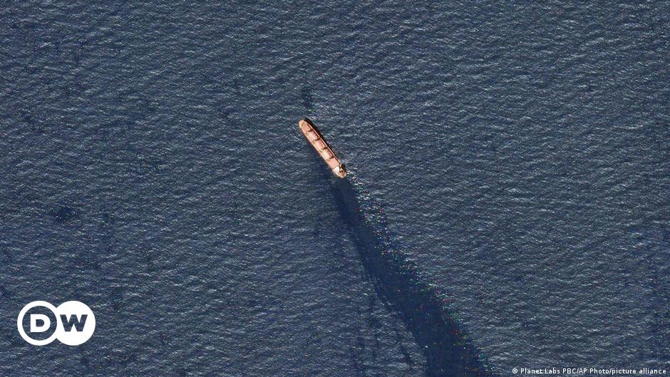 Seorang awak kapal meninggalkan kapal yang diserang Houthi di Laut Merah – DW – 24/06/2024