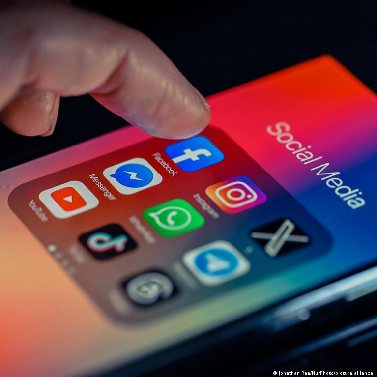 ABD'ye seyahatte sosyal medya ve aile bilgileri dönemi