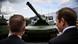 Posjetitelji sajma Eurosatory u Villepinteu promatraju novi njemači tenk, Leopard 2 A-RC 3.0 Posjetitelji sajma Eurosatory u Villepinteu promatraju novi njemači tenk, Leopard 2 A-RC 3.0