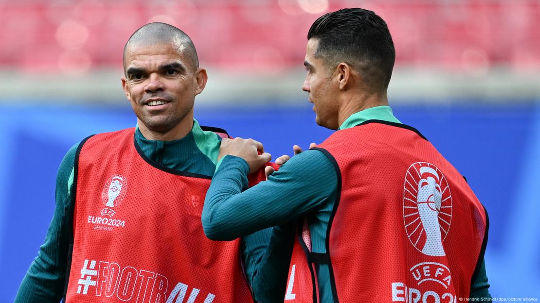 Euro 2024 Fussball EM l Training Portugal in Leipzig l Pepe  und Cristiano Ronaldo