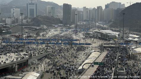 Vista das terras sagradas enquanto peregrinos muçulmanos continuam sua adoração para cumprir a obrigação do Hajj. Vista das terras sagradas enquanto peregrinos muçulmanos continuam sua adoração para cumprir a obrigação do Hajj.