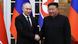  Putin y Kim Jong Un se dan la mano. Detrás de ellos, las banderas de los respectivos países ondean.