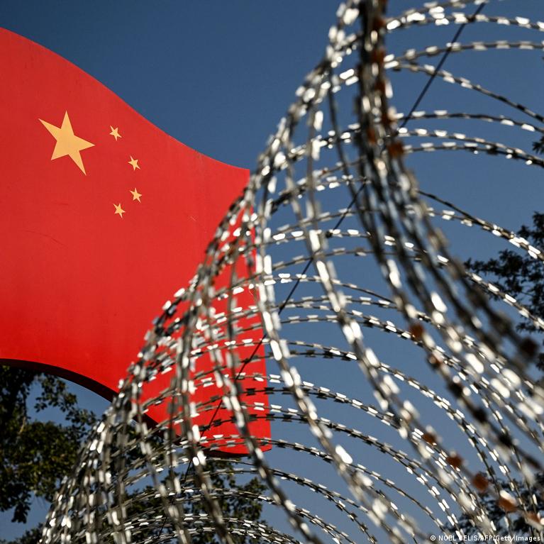 墙外文摘：“别再去问境外势力，先问问自己活得像不像个人”