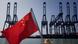 Una bandera china en una embarcación que pasa frente a un muelle de carga en el Puerto de Shenzhen en una imagen de archivo. Una bandera china en una embarcación que pasa frente a un muelle de carga en el Puerto de Shenzhen en una imagen de archivo.