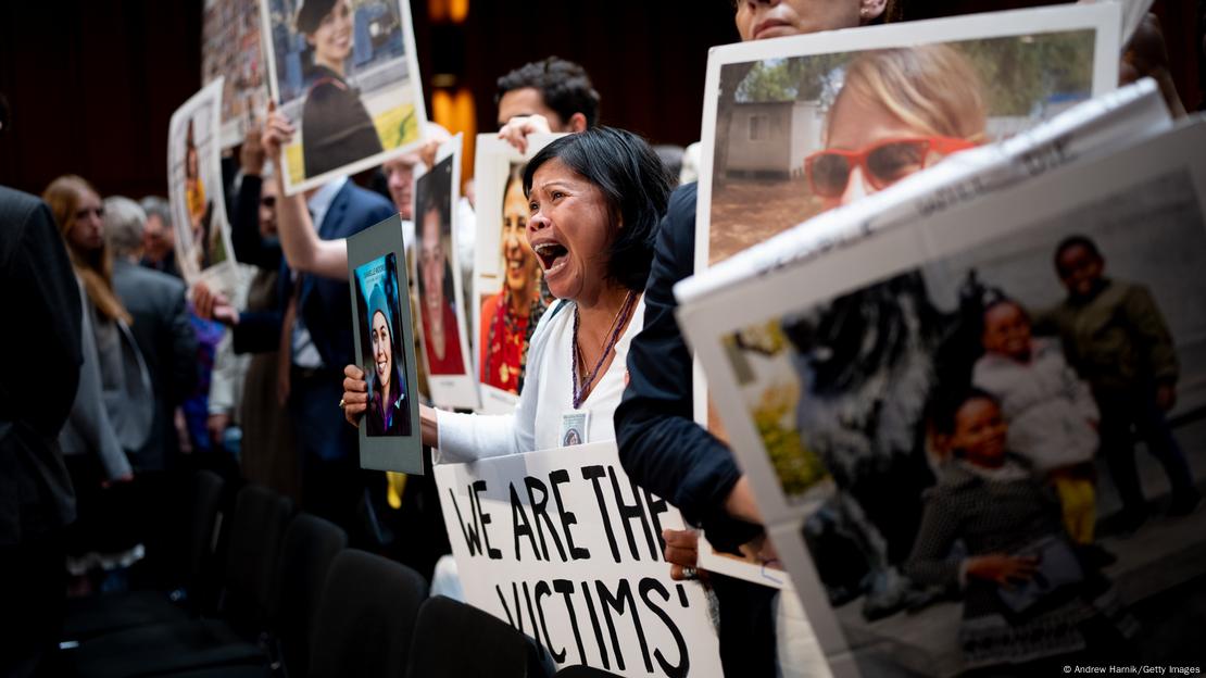 familiares de las víctimas de accidenets aéreos con 737 MAX de Boeing, protestan con carteles, frente al edificio donde se celebra una audiencia judicial a ejecutivos de la empresa, en Estados Unidos.