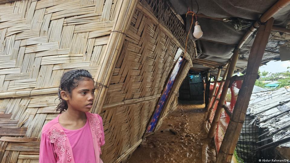 2024 میں مون سون بارشوں کے سبب لینڈ سلائڈینگ کے نتیجے میں بنگلہ دیش کے کیمپوں میں بڑی تباہی آئی۔ ایک بچی تباہ شدہ کیمپ کے باہر کھڑی ہے 2024 میں مون سون بارشوں کے سبب لینڈ سلائڈینگ کے نتیجے میں بنگلہ دیش کے کیمپوں میں بڑی تباہی آئی۔ ایک بچی تباہ شدہ کیمپ کے باہر کھڑی ہے