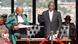 El presidente sudafricano levanta la mano derecha junto a la máxima autoridad judicial del país. El presidente sudafricano levanta la mano derecha junto a la máxima autoridad judicial del país.