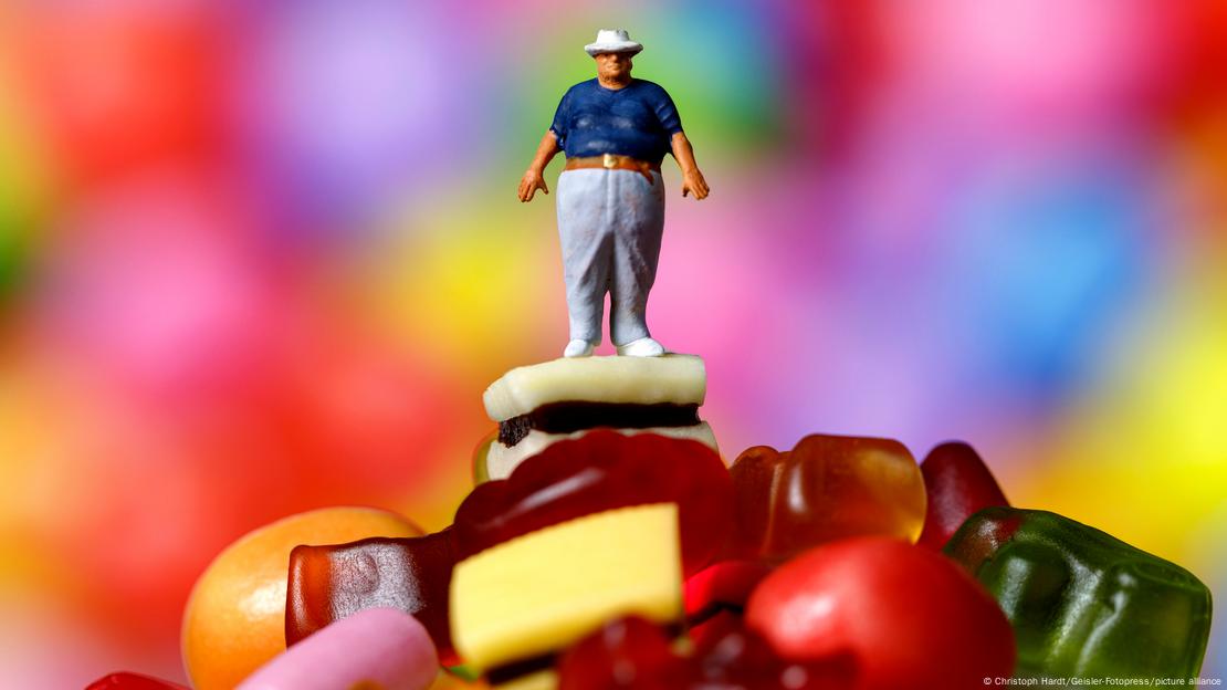 Figura de un hombre sobre un cerro de dulces. Figura de un hombre sobre un cerro de dulces.