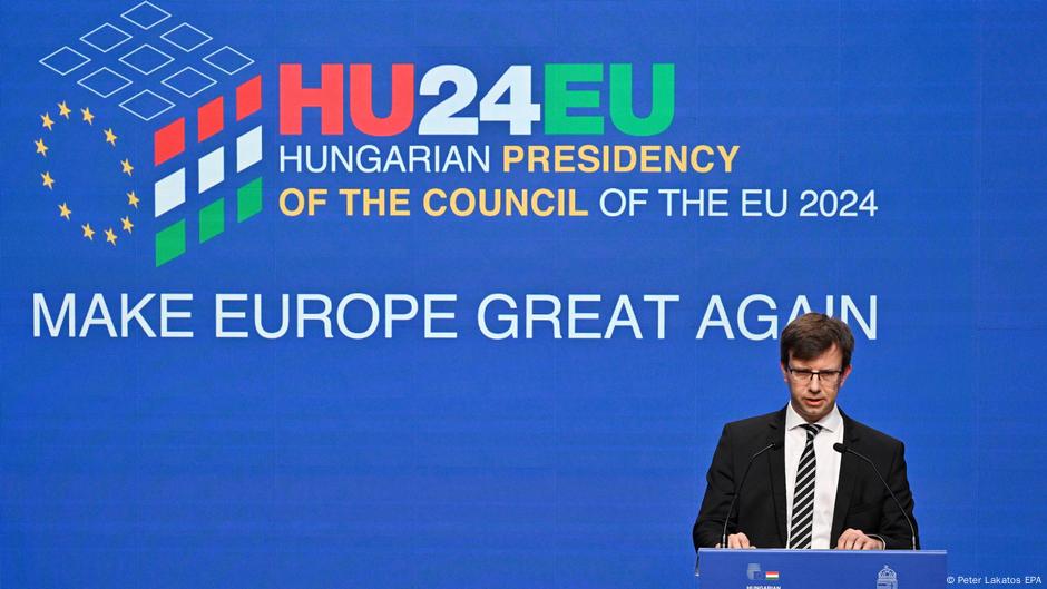 Ministar za evropske poslove Mađarske Janoš Boka prilokom predstavljanja slogana mađarskog predsedavanja EU: „Učinimo Evropu ponovo velikom“ (Make Europe Great Again)