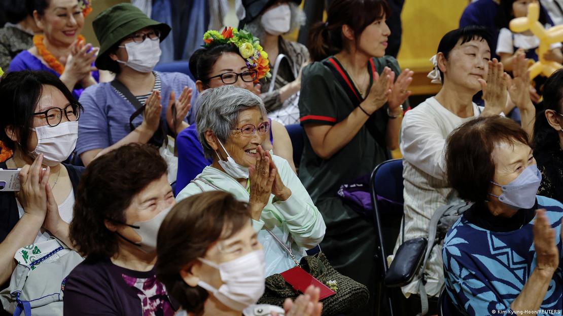 Un grupo de adultos mayores aplaude un show en Japón.