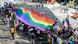Dezenas de pessoas torcem e dançam enquanto participam da Parada do Orgulho LGBT+ da Namíbia, em 2017 Dezenas de pessoas torcem e dançam enquanto participam da Parada do Orgulho LGBT+ da Namíbia, em 2017