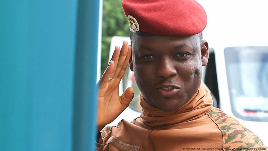 Ibrahim-Traor-Held-in-den-sozialen-Medien-Autokrat-daheim