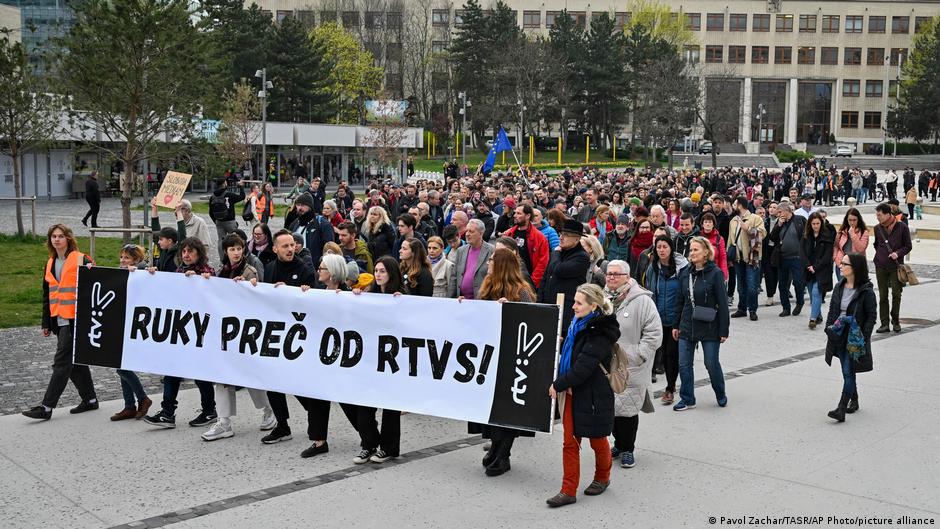 Protesti protiv ukidanja javne radiotelevizije u Slovačkoj: na transparentu piše: „Dalje ruke od RTVS!“