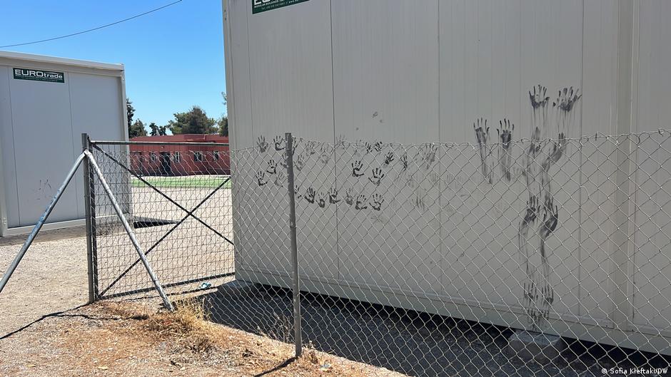 Otisci dečijih ruku na mnogim kontejnerima u kampu Šisto