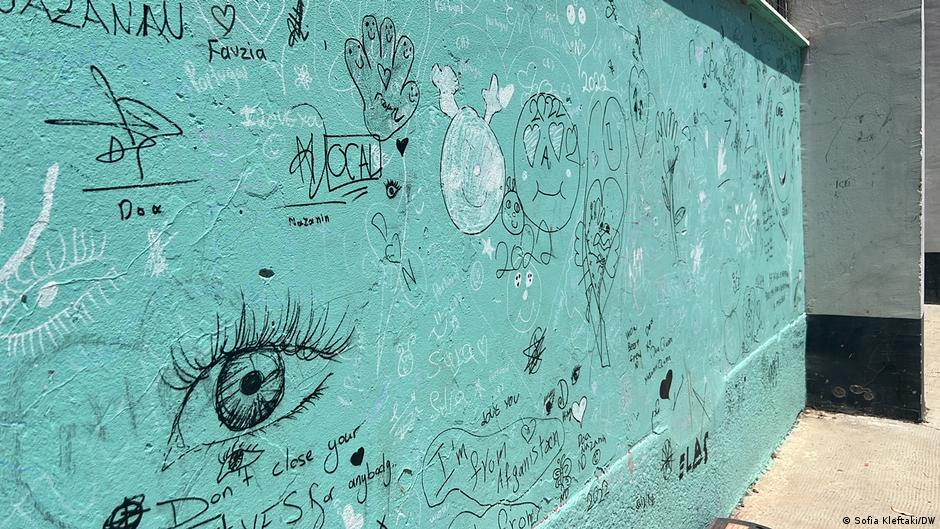 „Ne zatvarajte oči ni pred kim“ – deca su na zidu škole slikala poruke tolerancije i solidarnosti