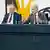 Stephan Weil (SPD), Ministerpräsident von Niedersachsen, Olaf Scholz (SPD), Bundeskanzler, und Boris Rhein (CDU), Ministerpräsident von Hessen, sitzen bei einer Pressekonferenz im Rahmen der Ministerpräsidentenkonferenz im Bundeskanzleramt nebeneinander. Im Hintergrund ist ein Bild mit moderner Kunst zu sehen. 