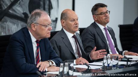 Bundeskanzler Olaf Scholz hat auf der Ministerpräsidentenkonferenz Vorschläge zu externen Asylverfahren zugesagt.