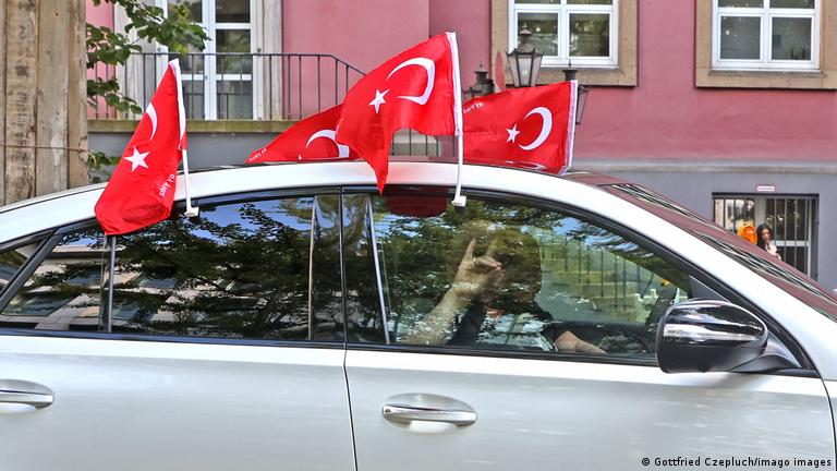 Almanya'nın Essen kentinde bozkurt işareti yapan bir kişi