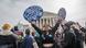Una mujer sostiene carteles proaborto en Washington D.C. Una mujer sostiene carteles proaborto en Washington D.C.