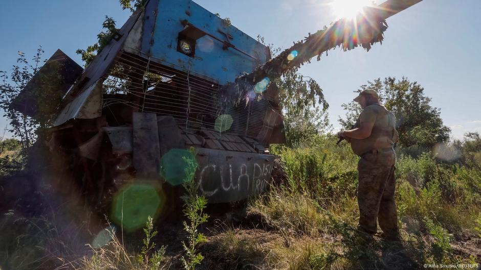 Region Donjeck - ukrajinski vojnik pored uništenog ruskog tenka T62 (juni 2024)