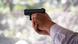 Foto simbólica de una persona que sostiene una pistola en una imagen de archivo. Foto simbólica de una persona que sostiene una pistola en una imagen de archivo.