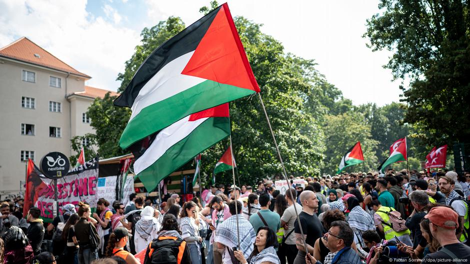 ألمانيا .. اعتقال عشرات المشاركين في مظاهرتين مؤيدتين للفلسطينيين