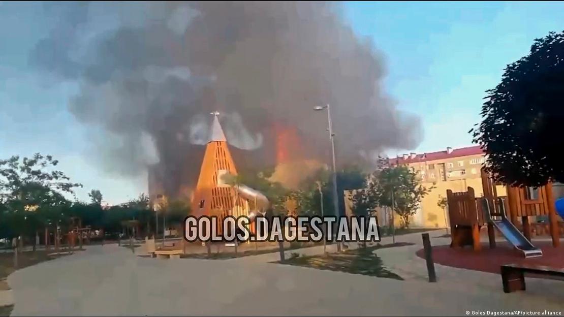 تصویری از آتش‌سوزی در یکی از مراکزی که هدف این حملات در داغستان قرار گرفت