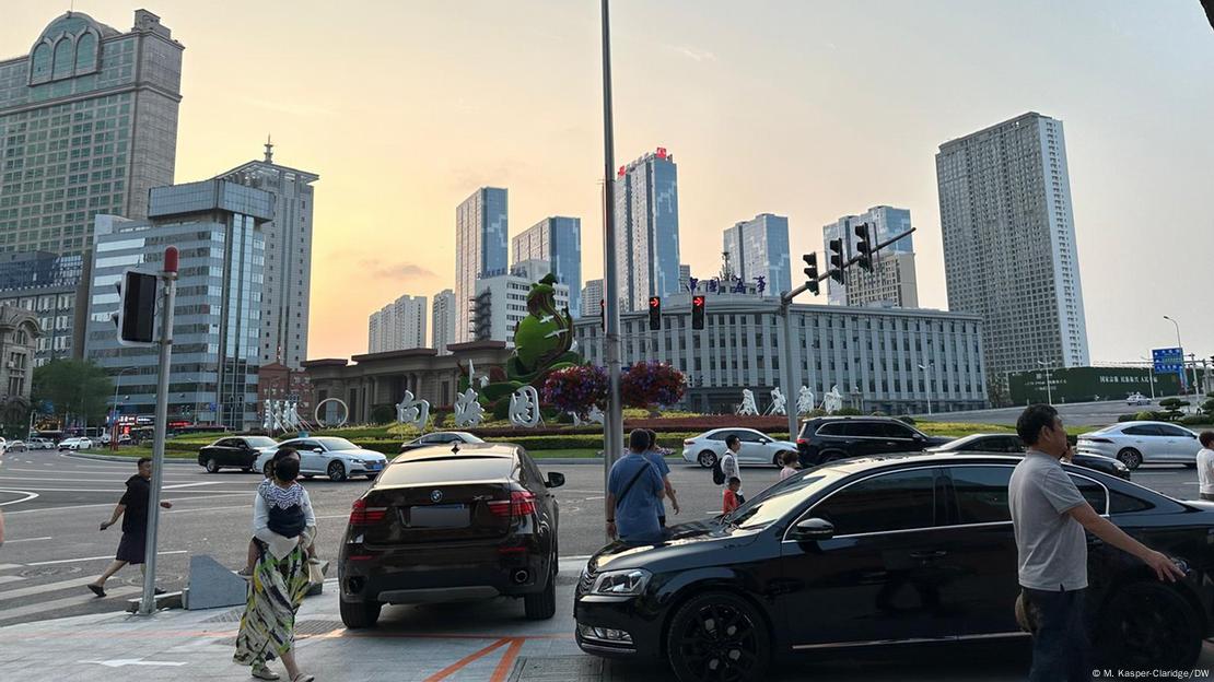 Vista de la ciudad de Dalian cerca del edificio de conferencias.