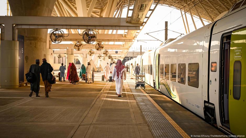 Haramain High-Speed Railway (HHR) povezuje Džedu, Meku i Medinu - brza pruga od 450 kilometara po kojoj se vozi i do 300km na sat - je jedan od ključnih delova Vizije 2030.