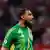 El portero Gianluigi Donnarumma gesticula en partido de la Eurocopa 2024.