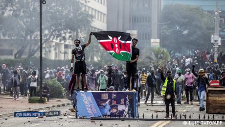 Die geplante Steuererhöhung der kenianischen Regierung hat gewaltsame Proteste ausgelöst, bei denen mehrere Demonstranten erschossen wurden.