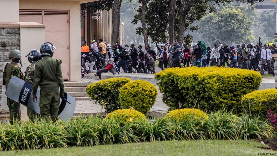 Manifestantes invadiram Parlamento queniano